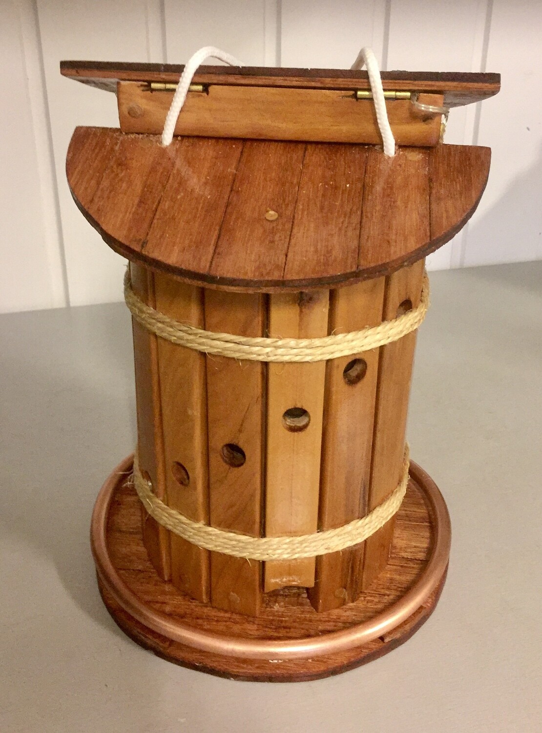 Tønne fuglemater i teak - med innvendig LED lys.