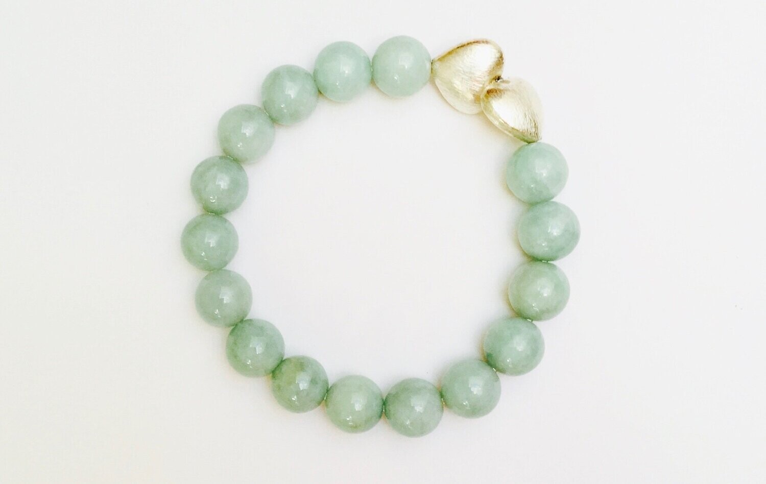 Elastisches Armband Jade hellgrün mit zwei Silberherzen