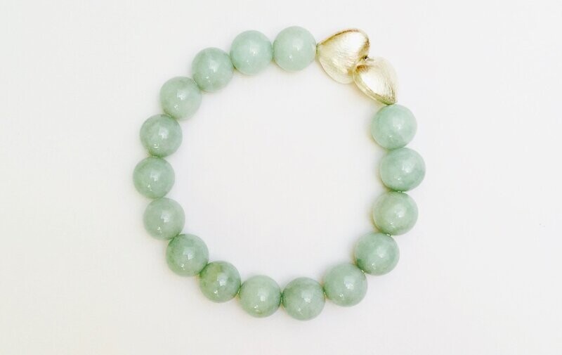 Elastisches Armband Jade hellgrün mit zwei Silberherzen Elastisches Armband Jade hellgrün mit zwei Silberherzen