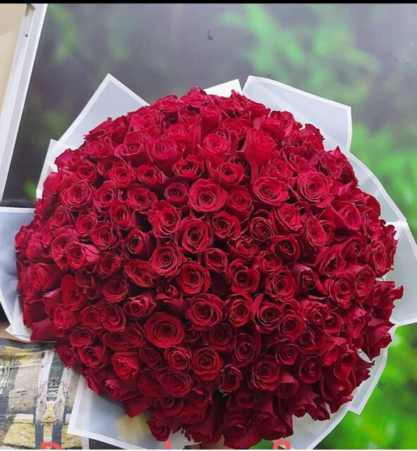 Bunch of 200 Red Roses