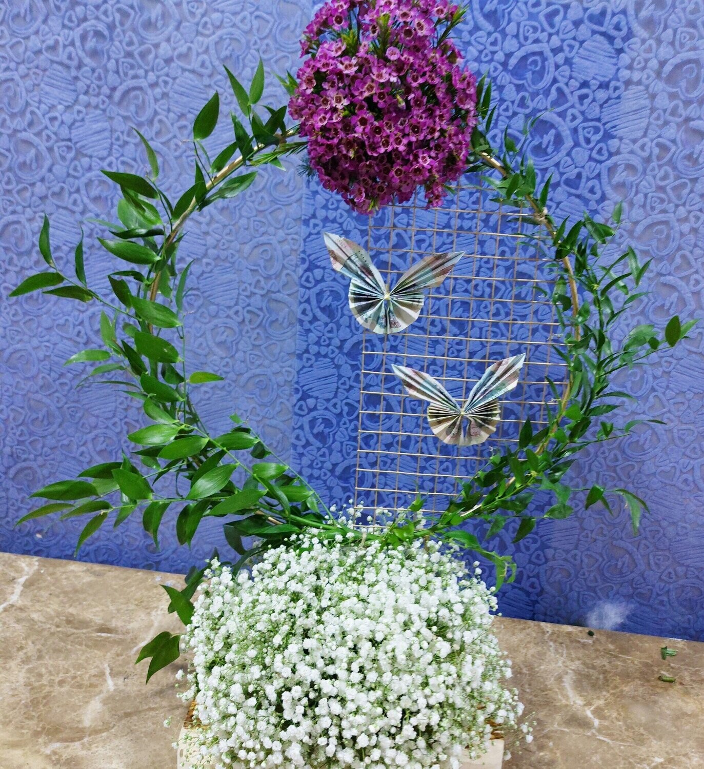 Beautiful Circle Arrangement With Bunch of Flowers