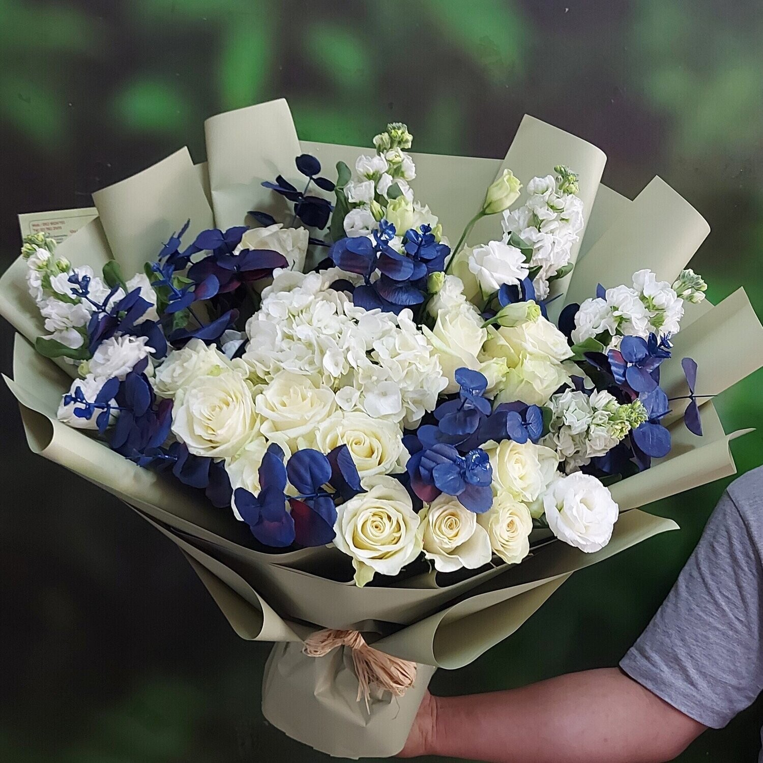 Enticing Huge White Flower Bouquet