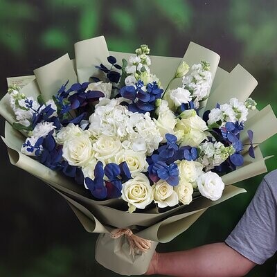 Enticing Huge White Flower Bouquet