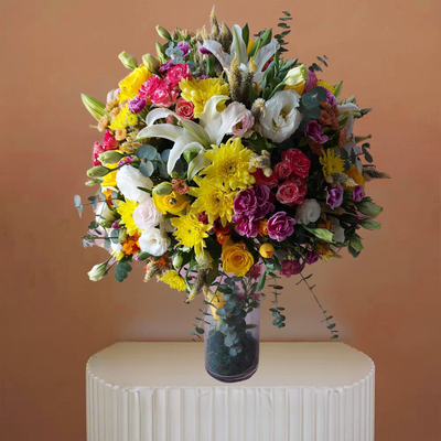 Modern Facing Flowers In Vase