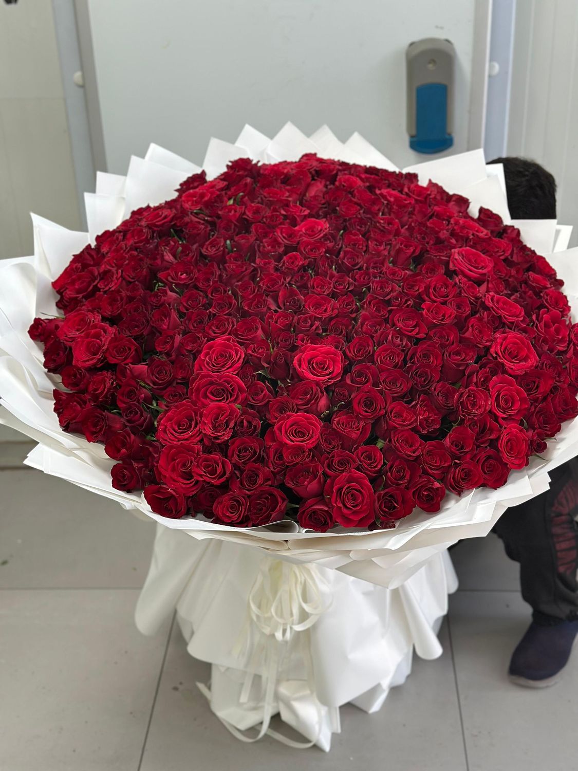 Red Roses Bouquet – 300 pcs