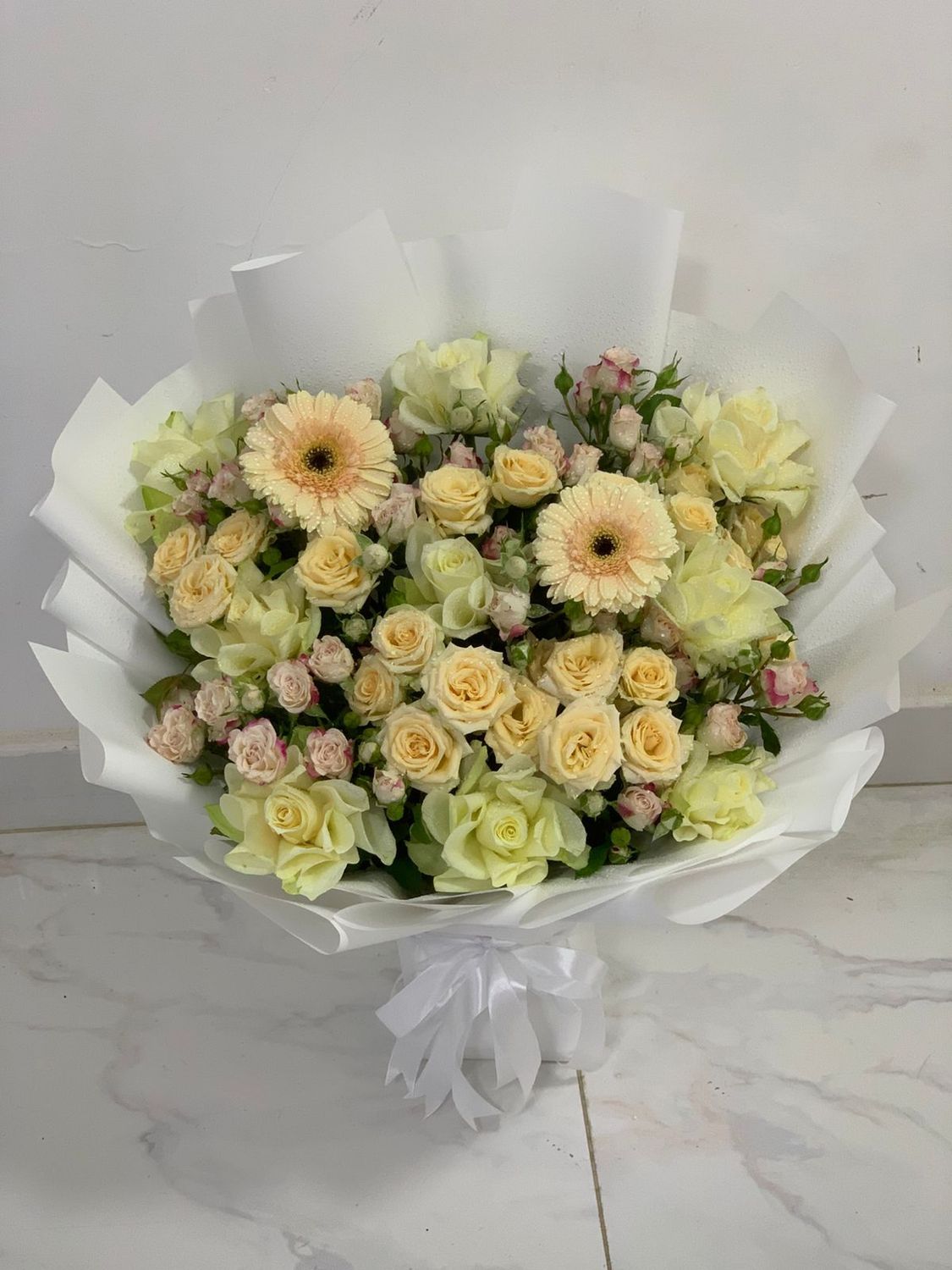 Mixed roses and gerbera bouquet