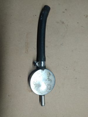 Fuel reservoir in supply pipe to injection rail