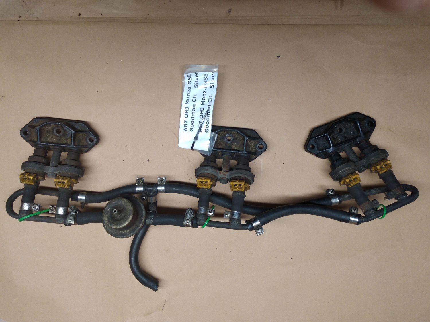 FUEL INJECTION RAIL Senator A Monza Carlton Bosch LE 90141740 Bosch 0280150205