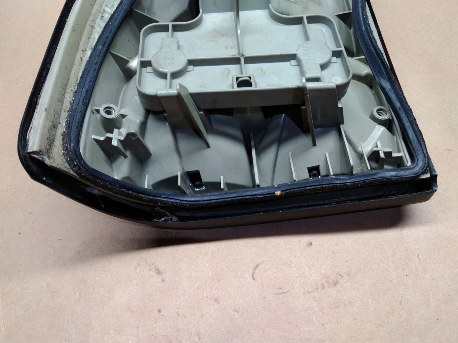 LAMP LIGHT REAR Right Outer Senator B 3.0 24v C30SE 1990 - 94 GM 90369251