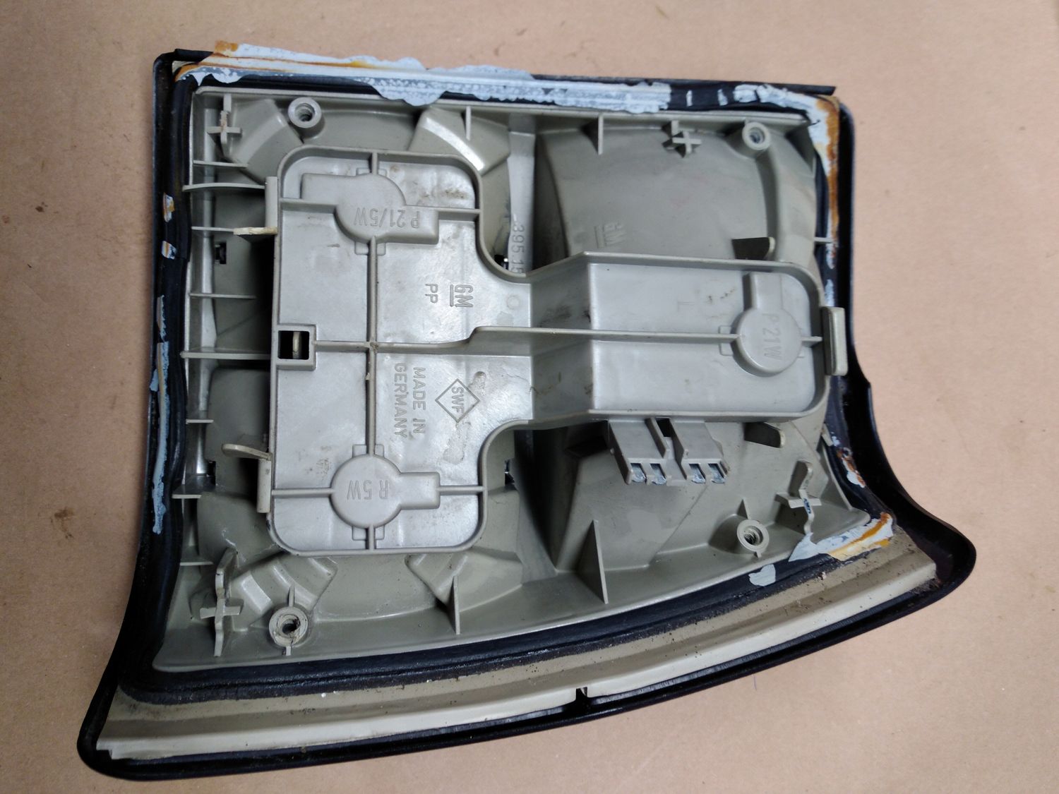 LAMP LIGHT REAR Left Outer Senator B 3.0 24v C30SE 1990 - 94 GM 90350717 #2