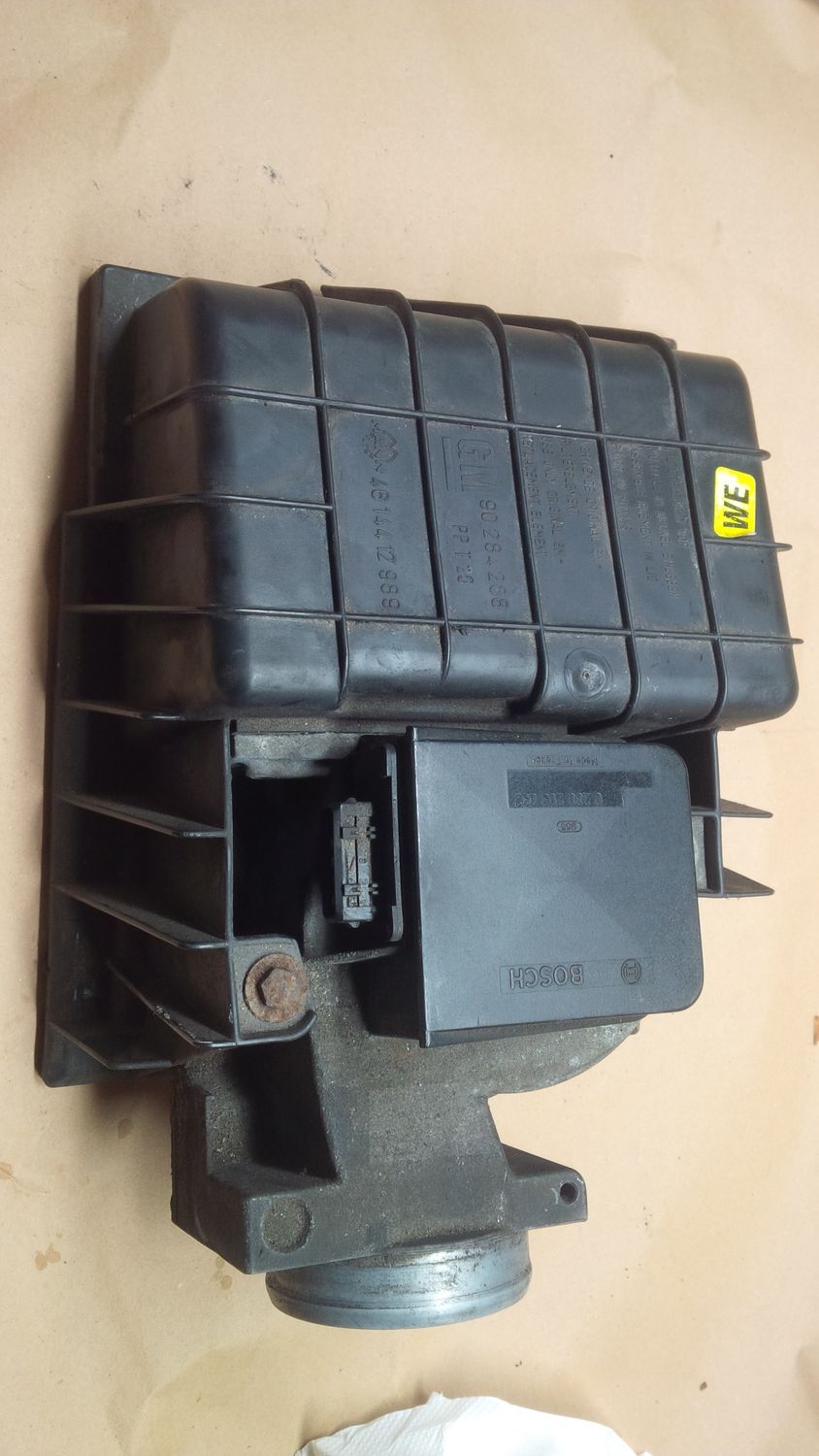 AIRFLOW METER + TOP COVER Senator B Carlton Omega A C30SE C30NE Bosch 0280203032