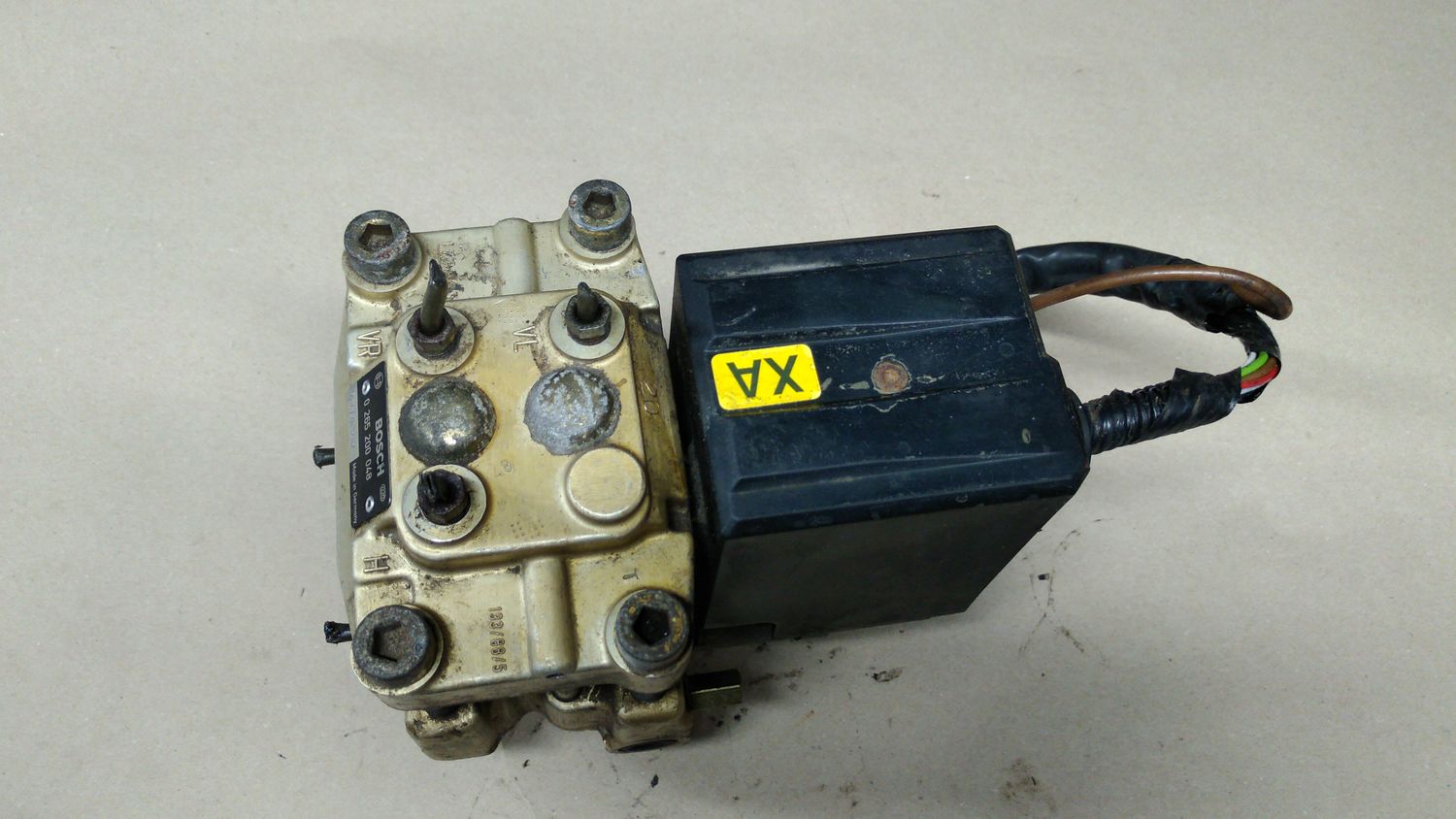 ABS HYDRAULIC PUMP with relays Carlton Senator B 1987-94 GM 90349005 ident XA serial 264/203482 ABS HYDRAULIC PUMP with relays Carlton Senator B 1987-94 GM 90349005 ident XA serial 264/203482