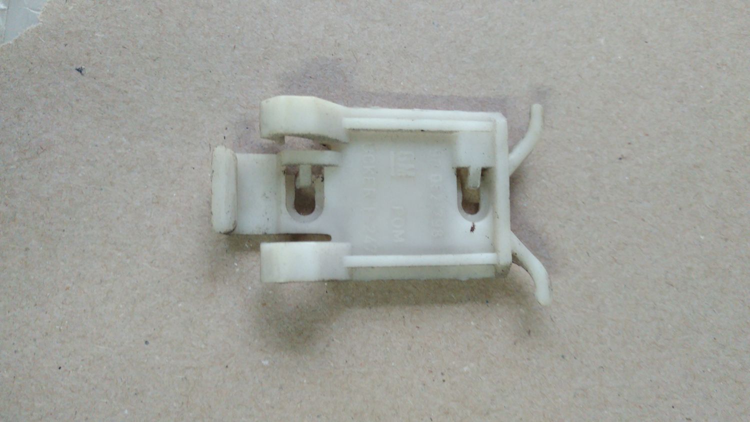 Clip for sill mouldings Monza Senator A Sen B  9062798 Qty 1 Used Original GM as spare