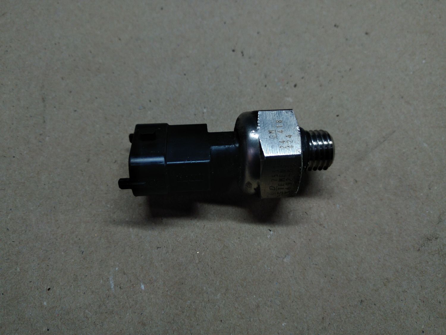FUEL PRESSURE SENSOR Zafira B Vectra C Signum Astra H Z22YH genuine GM 24418424 FUEL PRESSURE SENSOR Zafira B Vectra C Signum Astra H Z22YH genuine GM 24418424
