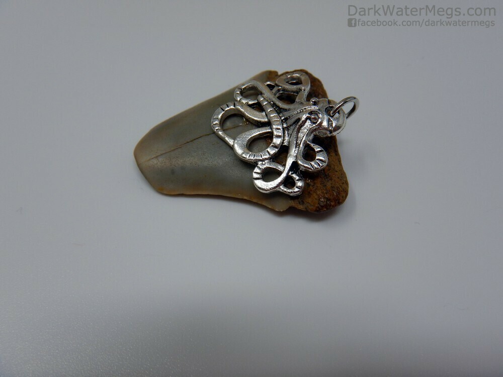 1.37&quot;  Mako Necklace With Octopus Setting