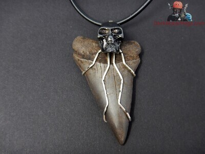 1.99" Wire Wrapped Skull Mako Necklace