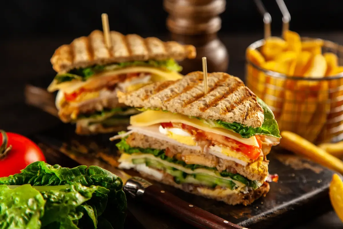 Club Sandwich Vegetariano con Uovo e Cheddar