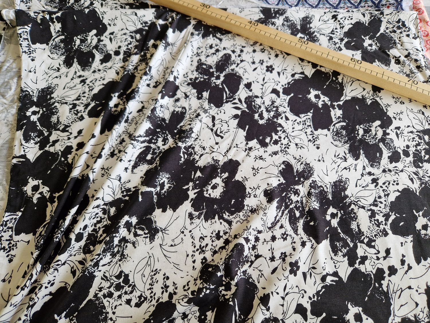 Jersey Viskose Blumen schwarz weiß 130cm x 150cm breit