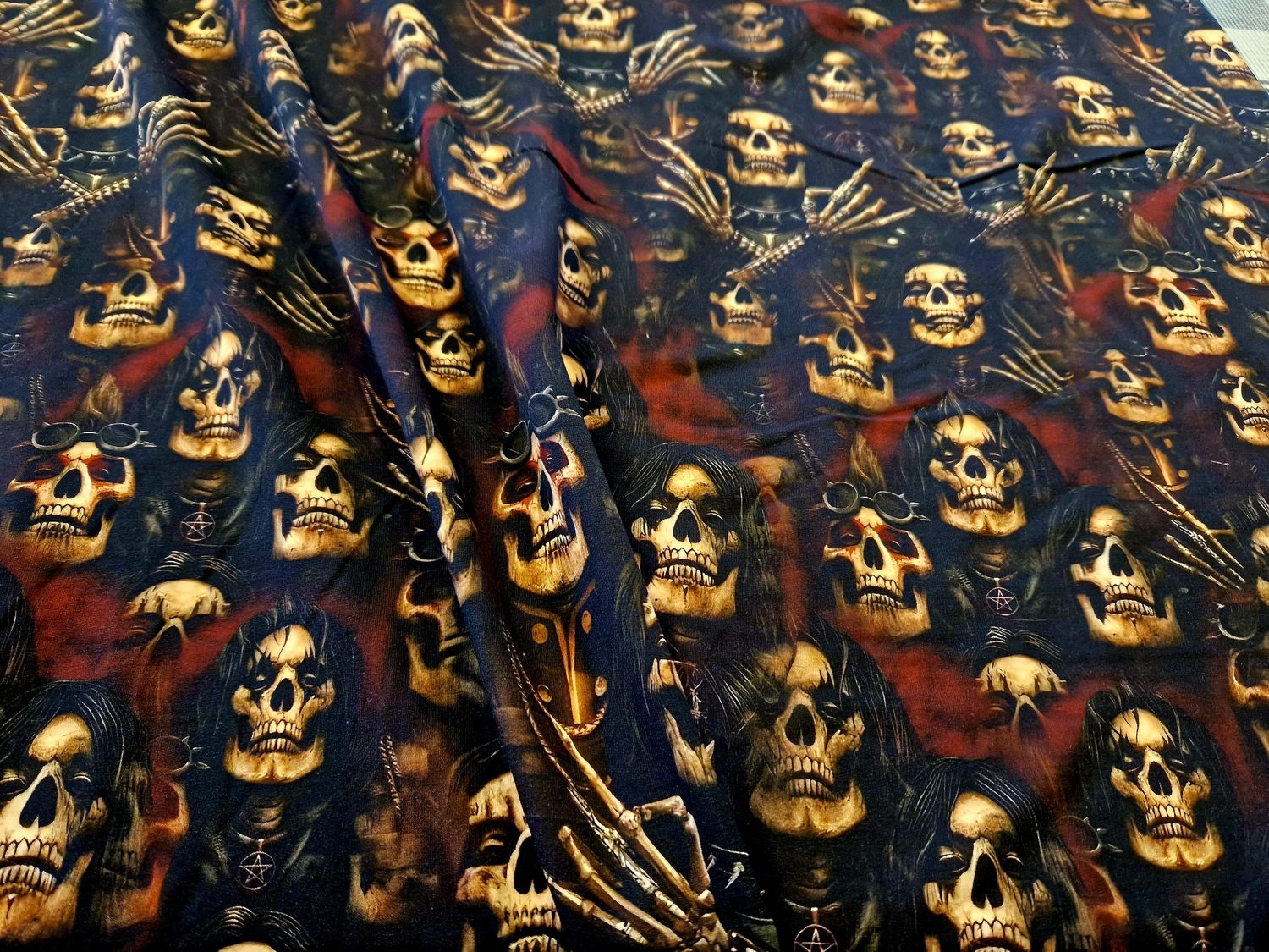 Sommersweat Skulls Totenkopf schwarz rot 50cm x 180cm breit