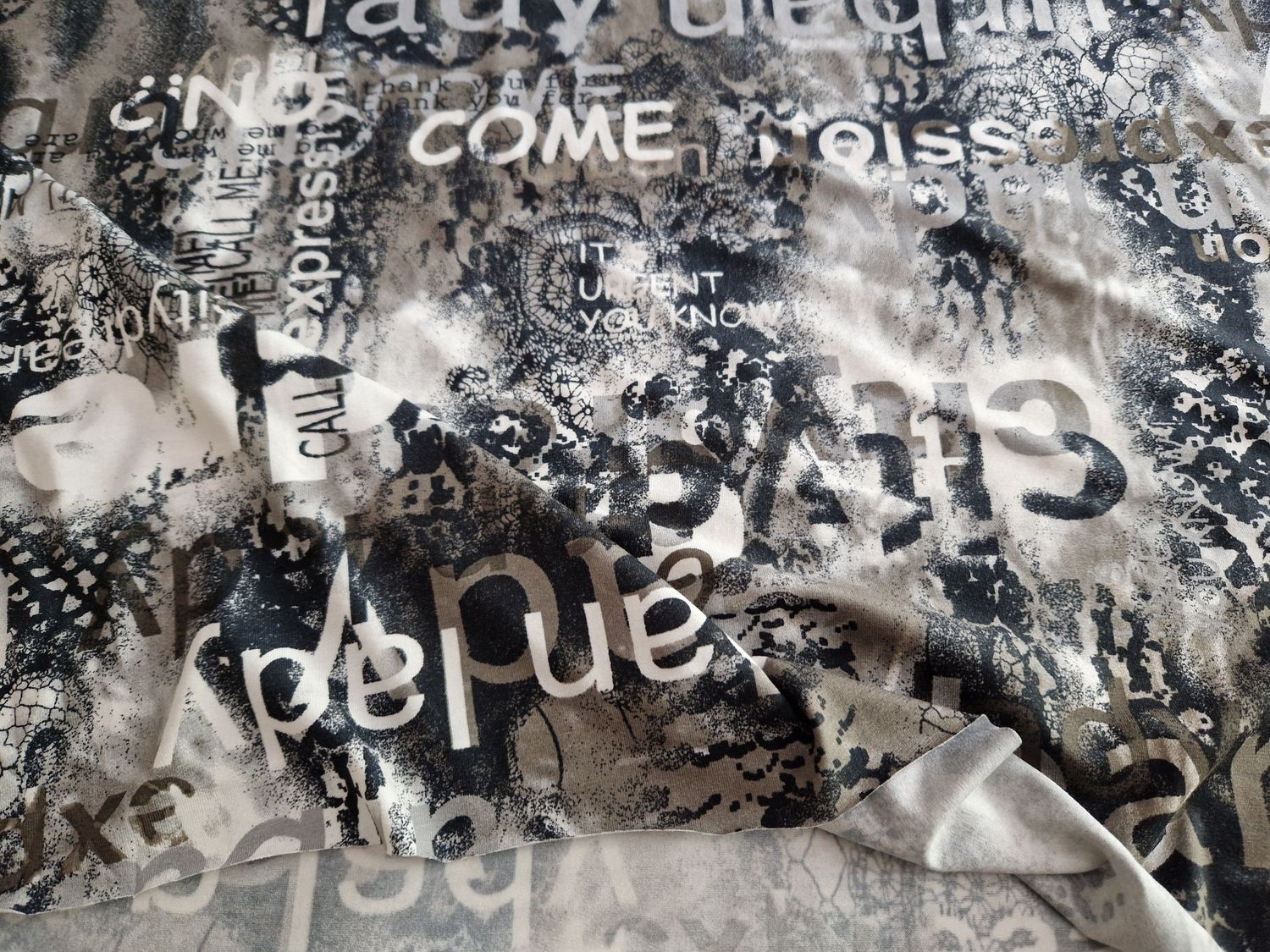 Jersey Viskose Letters 50cm x 170cm breit 
