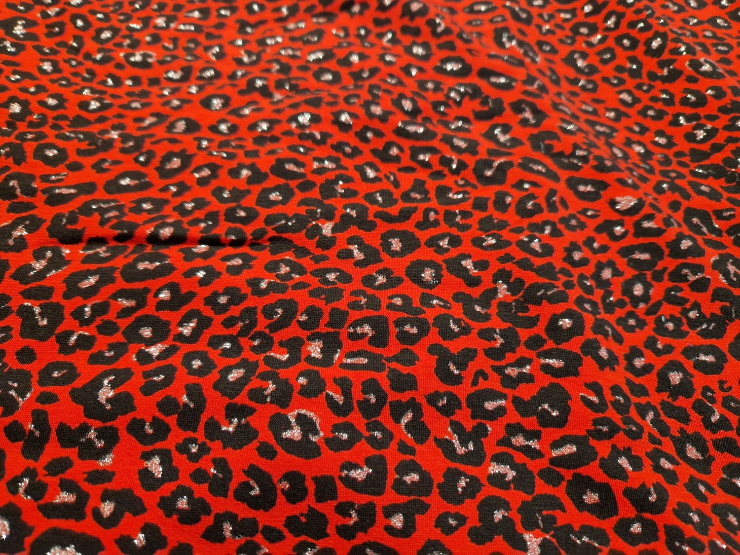 Sommersweat Leo rot Glitzer 50cm x 170cm Sommersweat Leo rot Glitzer 50cm x 170cm