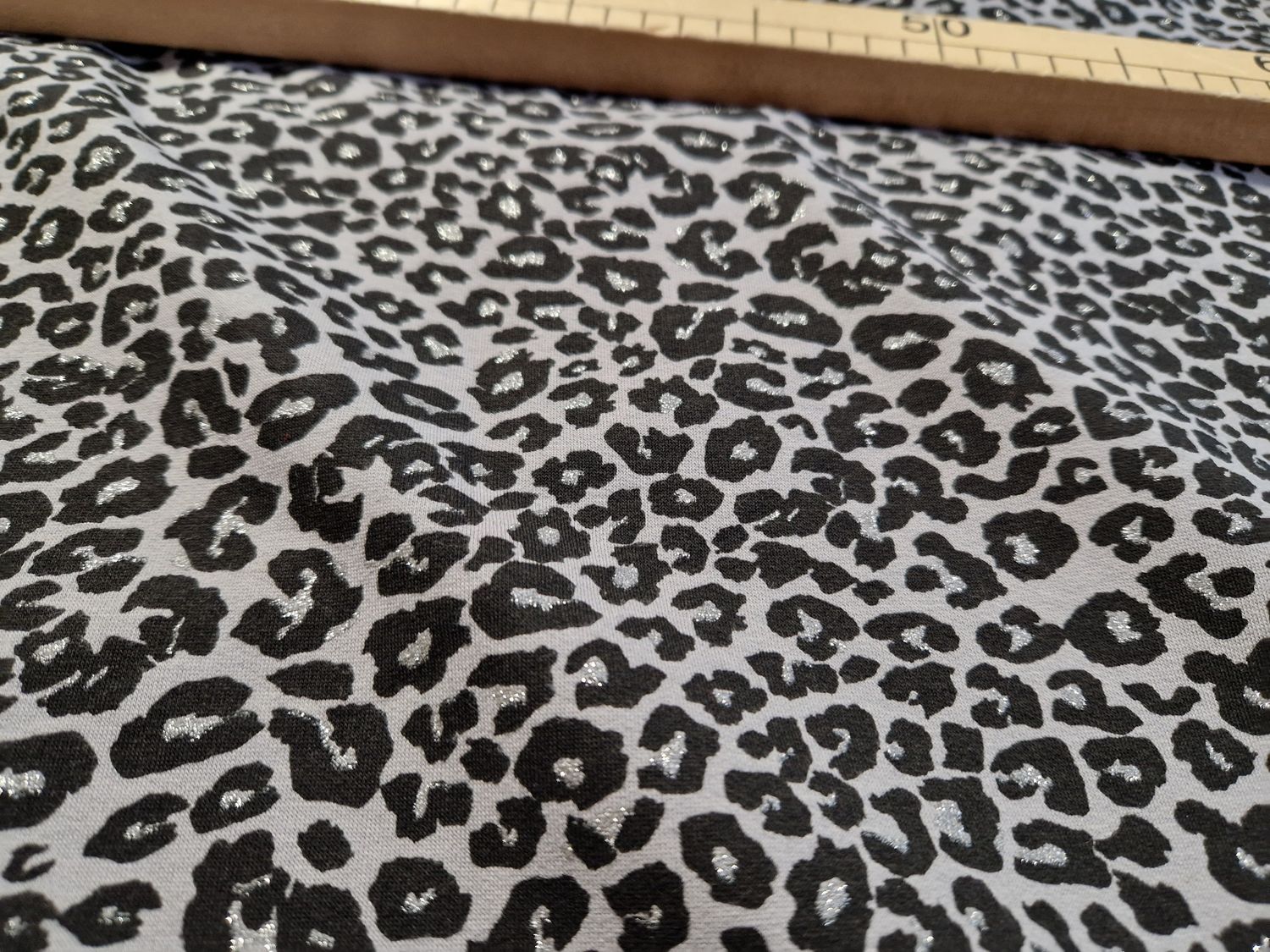 Sommersweat Leo grau Glitzer 50cm x 170cm breit  Sommersweat Leo grau Glitzer 50cm x 170cm breit