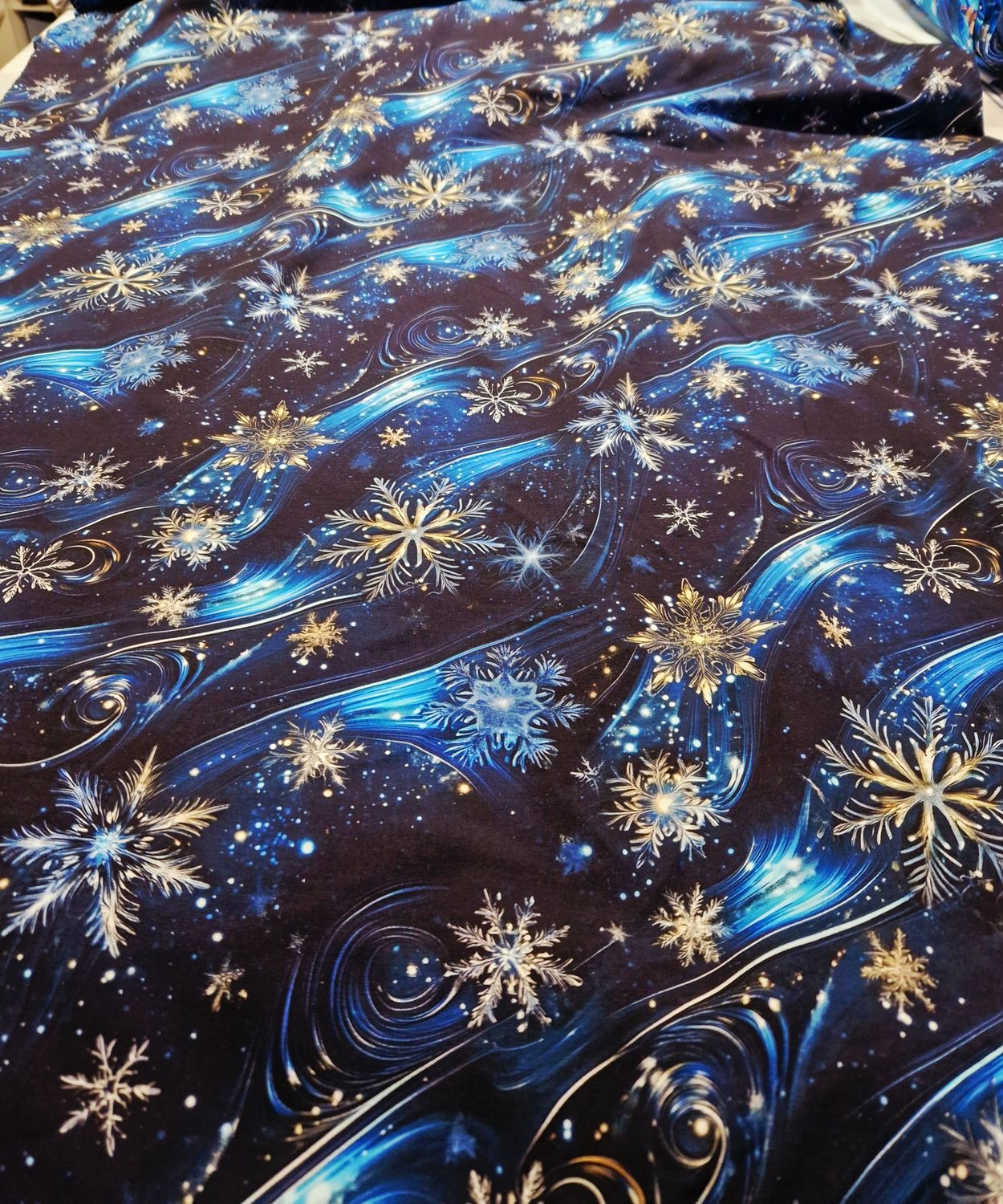 Sommersweat Schneeflocken blau 50cm x 180cm breit Sommersweat Schneeflocken blau 50cm x 180cm breit