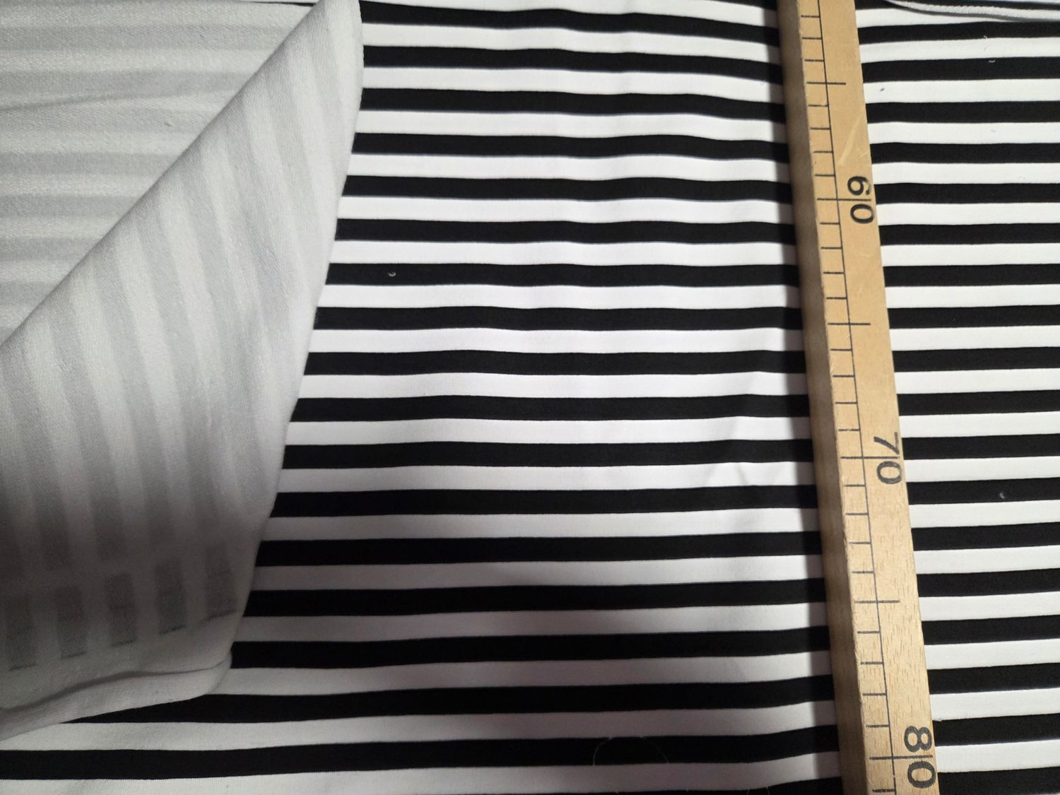 Sommersweat Streifen schwarz weiß 50cm x 160cm breit Sommersweat Streifen schwarz weiß 50cm x 160cm breit