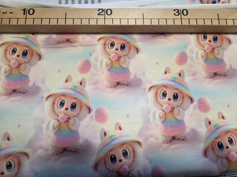 Sommersweat Labubu Regenbogen 44cm x 180cm breit 