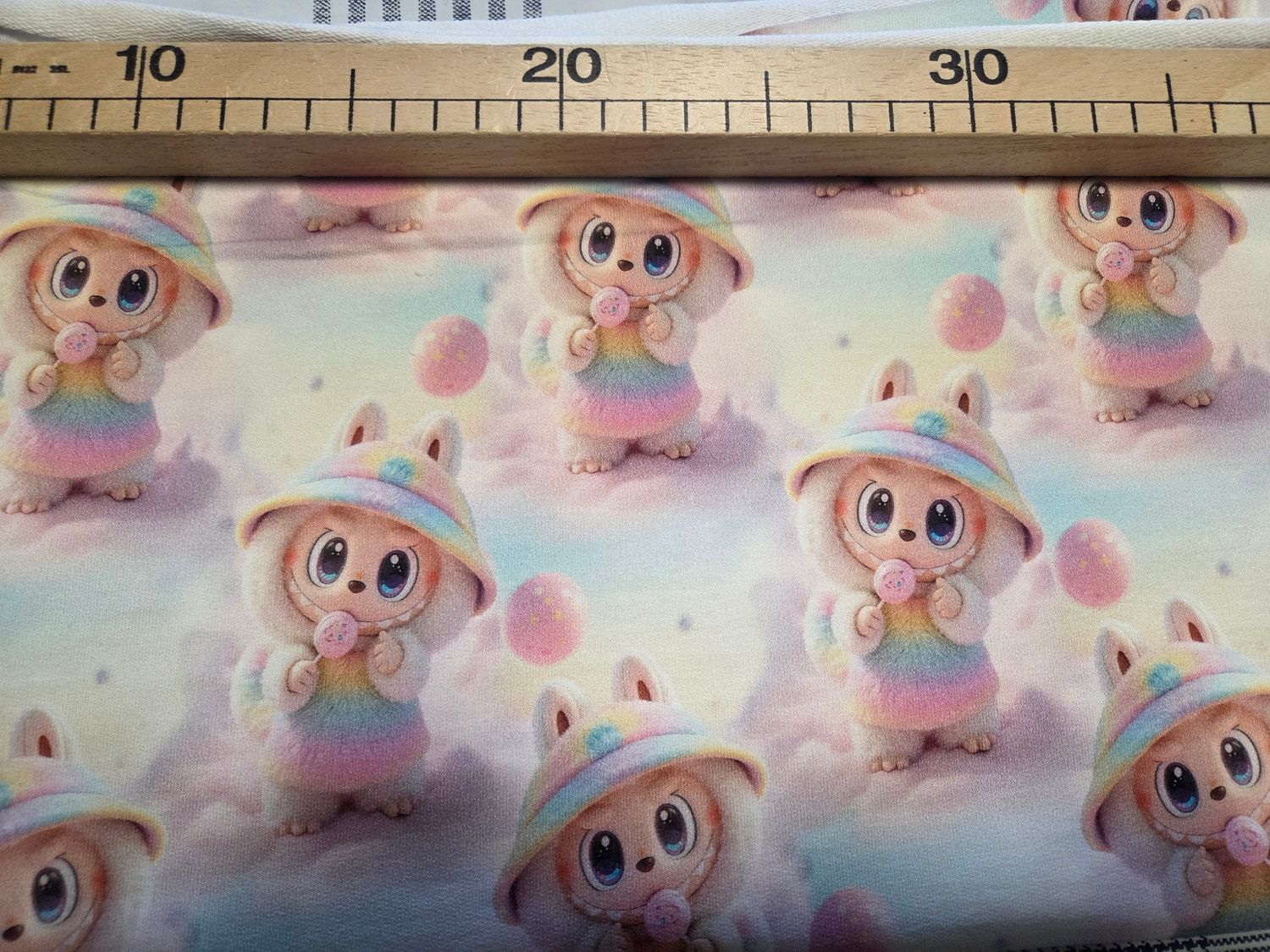 Sommersweat Labubu Regenbogen 44cm x 180cm breit 