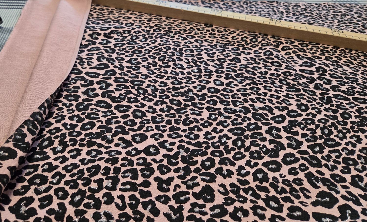 Sommersweat Leo Animal Print mit Glitzer rosa 46cm x 160cm 