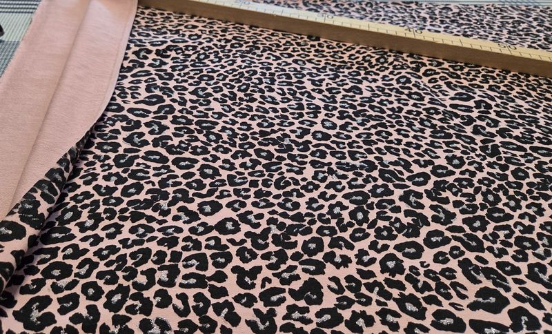 Sommersweat Leo Animal Print mit Glitzer rosa 46cm x 160cm 
