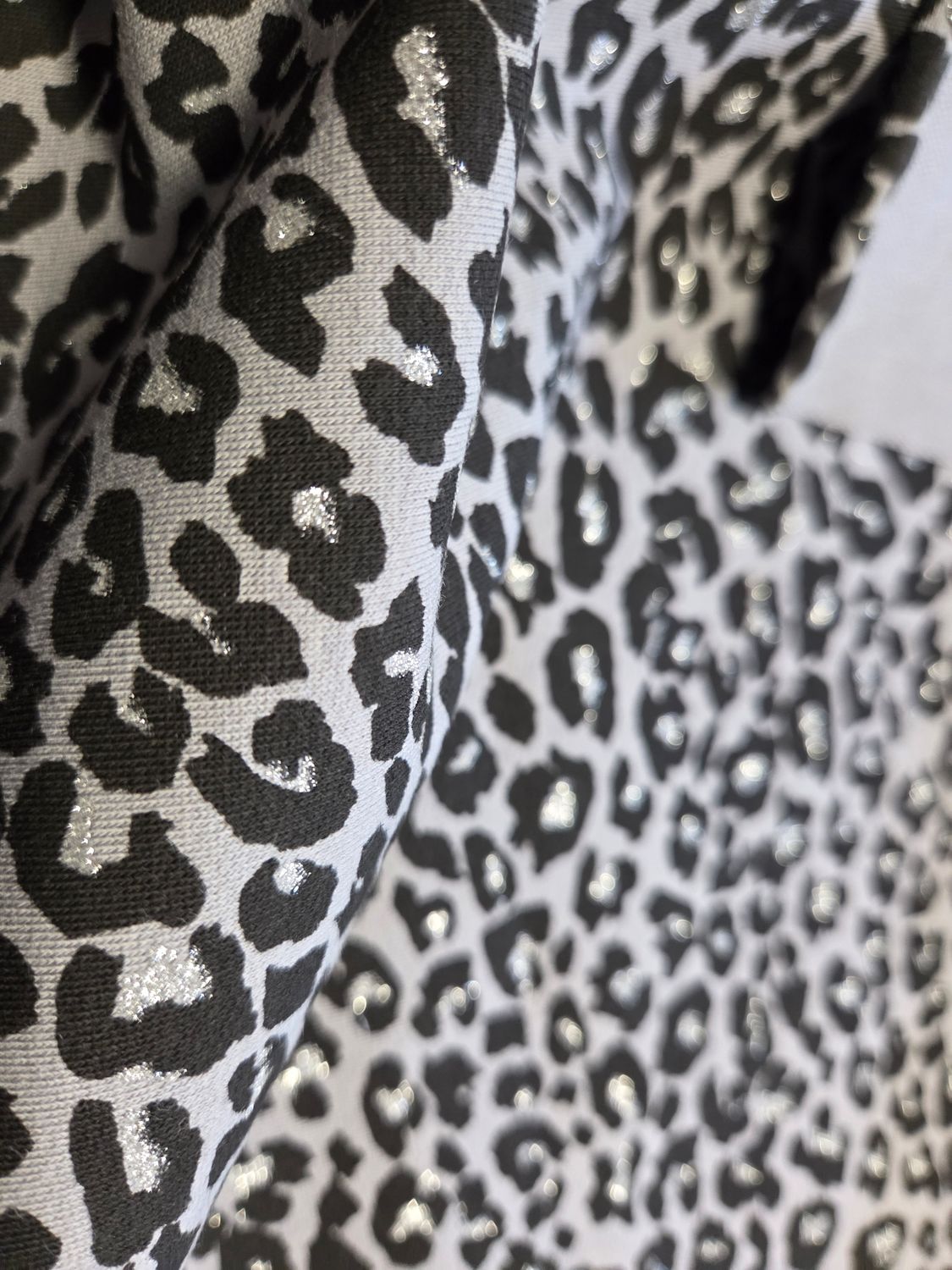 Sommersweat Leo Animal Print mit Glitzer grau 50cm x 160cm 