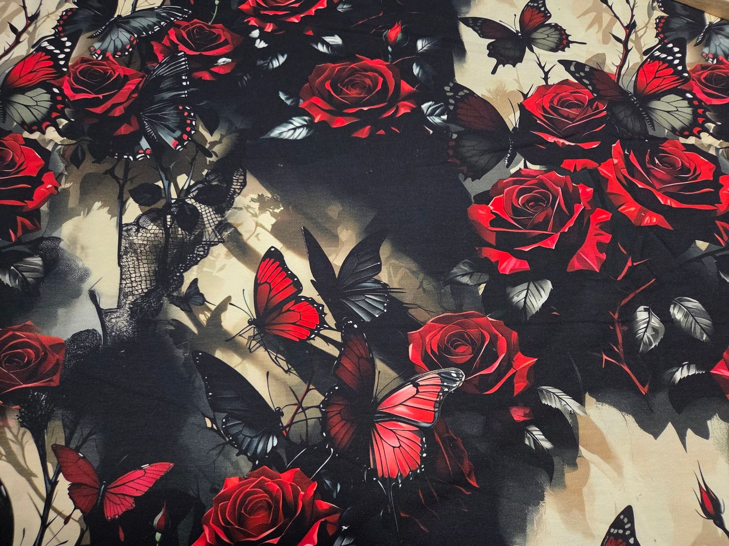 Sommersweat Rosen und Schmetterlinge 50cm x 180cm breit Sommersweat Rosen und Schmetterlinge 50cm x 180cm breit