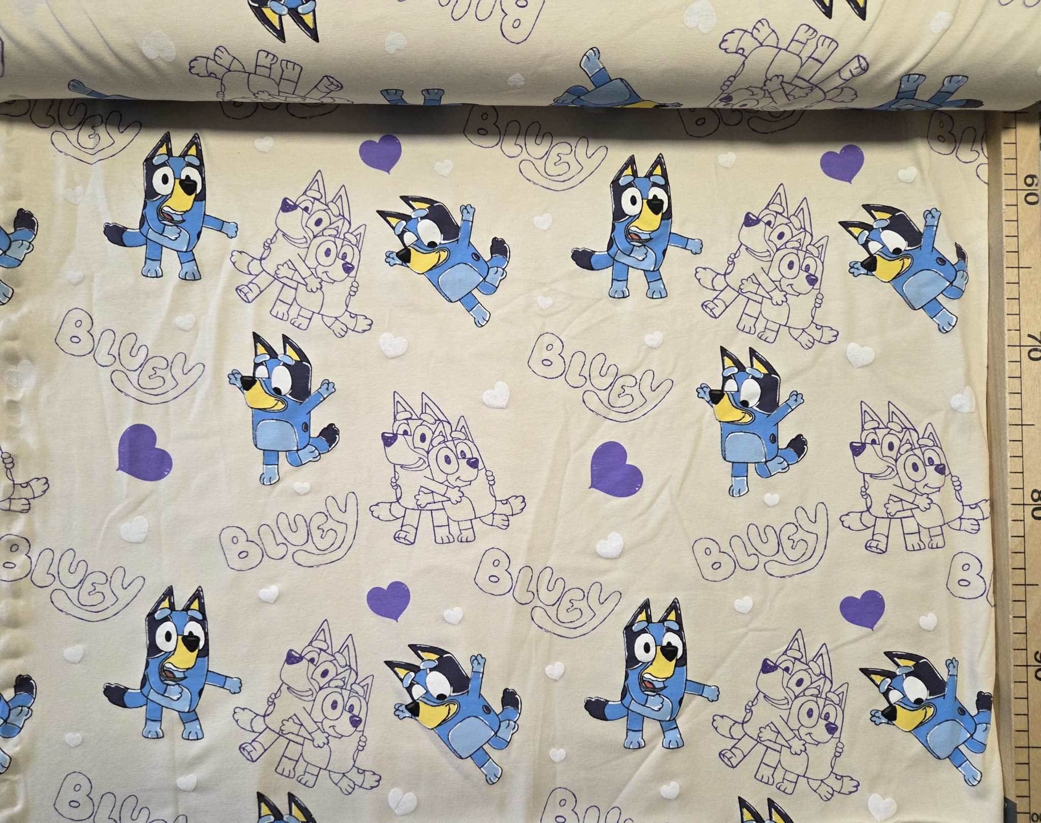 Jersey Bluey auf beige 50cm x130cm breit B Ware Druckflecke