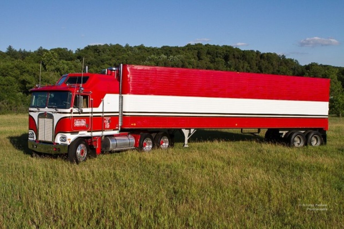 Kenworth K100 BJ & The Bear Tractor/Trailer S 1:64 Scale