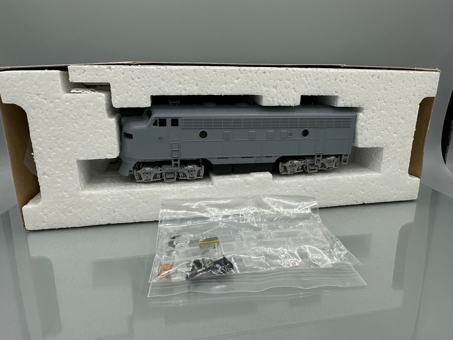 F7 Dual Headlight Undecorated A &amp; B Unit Stewart Hobbies 1:87 Scale