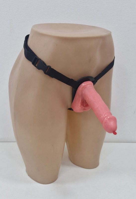 Arnés con dildo eyaculador Plumber piel