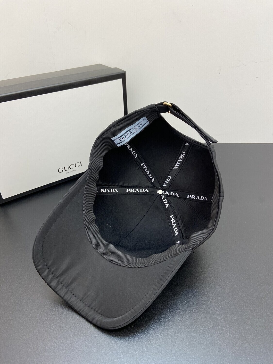 (2 COLORAZIONI) Cappello PRADA