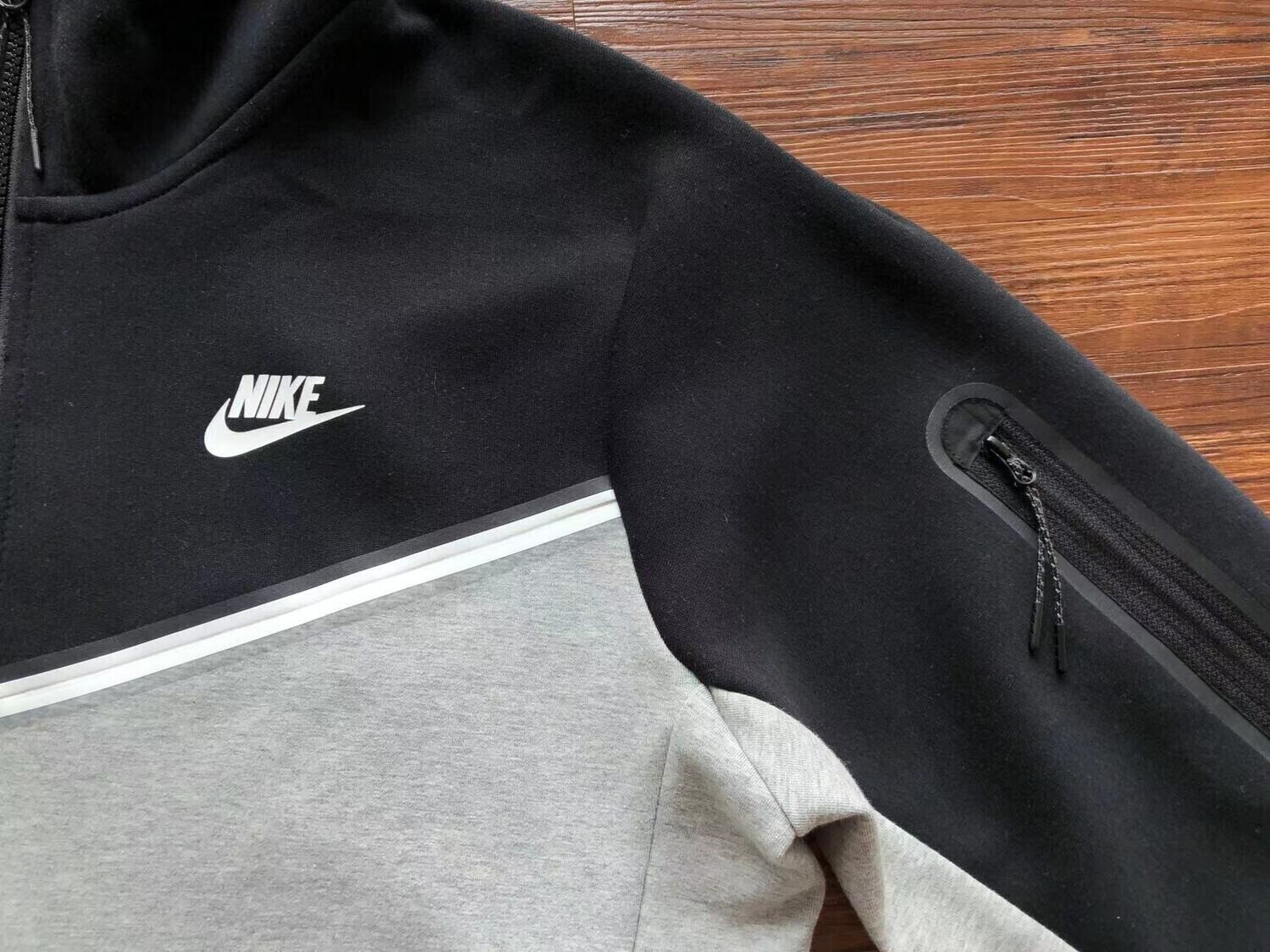Nike Tech Fleece Full Zip Hoodie con cappuccio