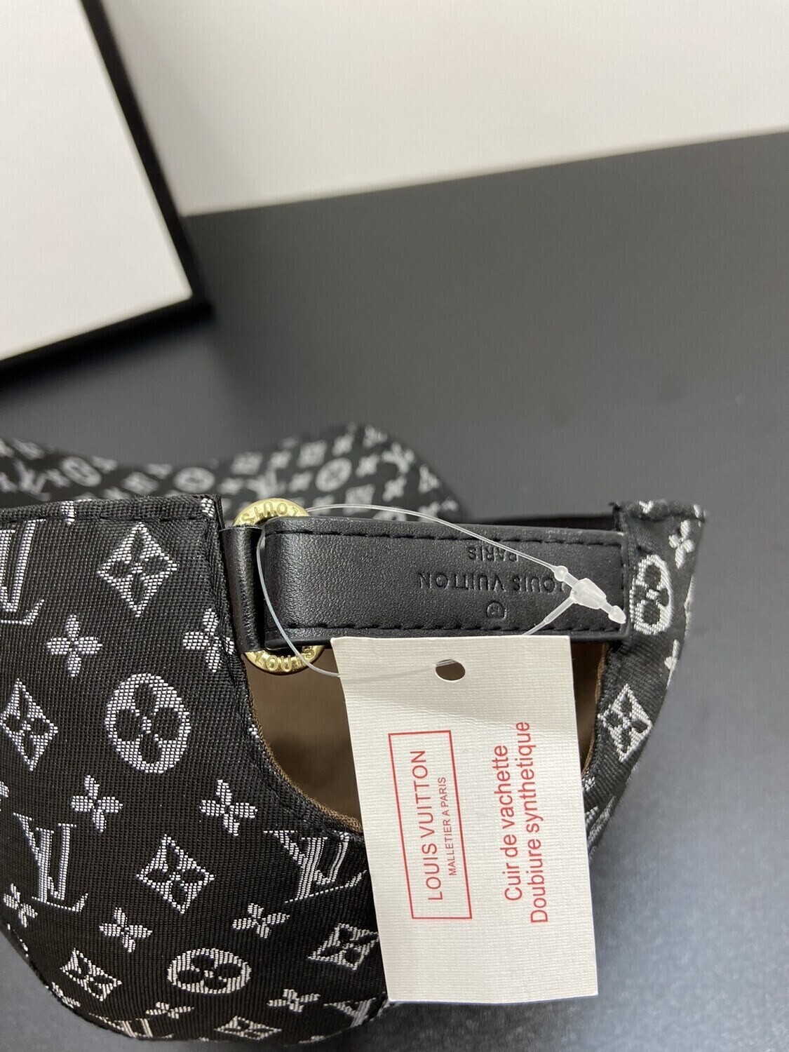 (3 COLORAZIONI) Cappello LV