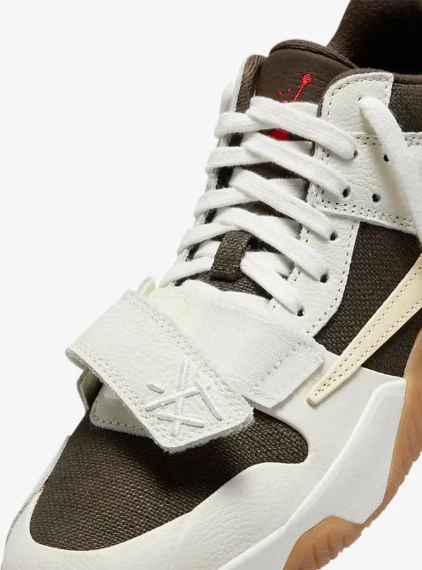 J Jumpman Jack TR Travis Scott avorio