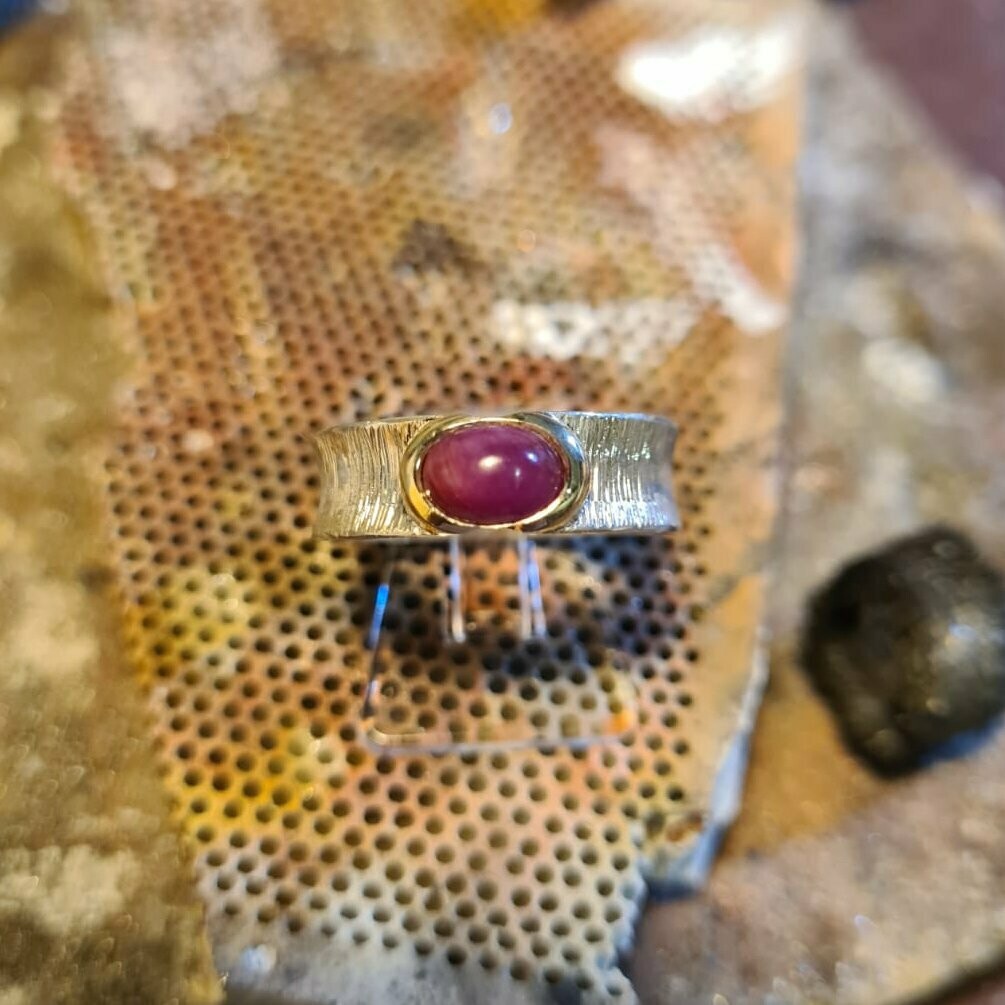 Ring mit Rubin Cabochon