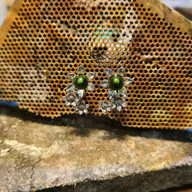 Silber-Ohrstecker mit grünem Bernstein