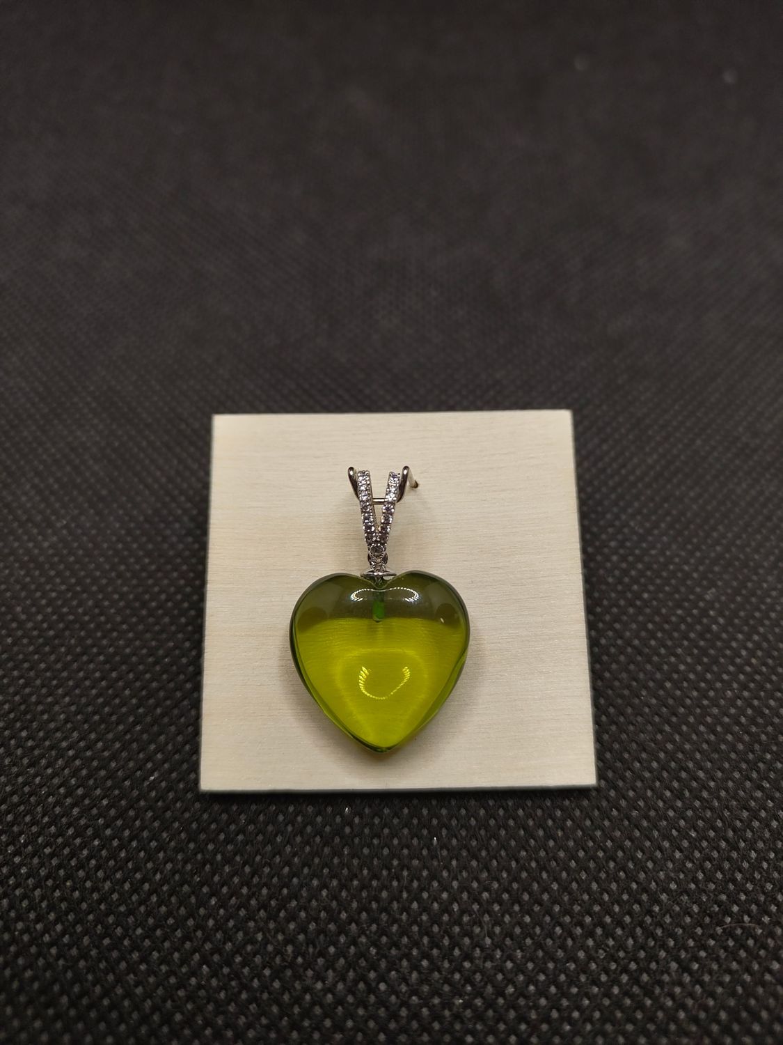 Herz aus grünen Bernstein mit Zirkonia