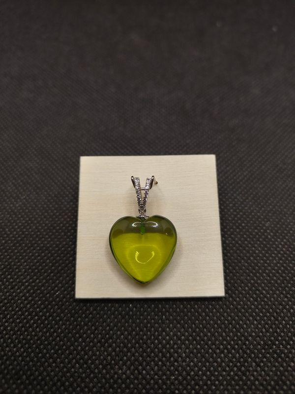 Herz aus grünen Bernstein mit Zirkonia Herz aus grünen Bernstein mit Zirkonia