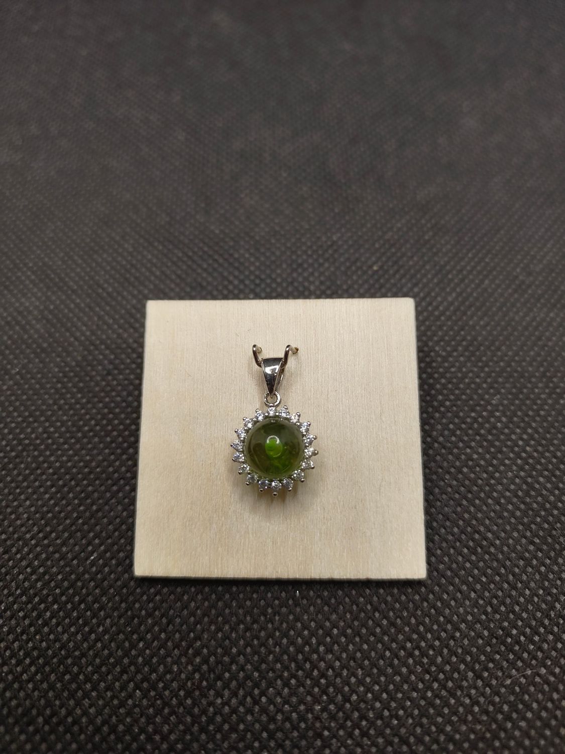 Anhänger grüner Bernstein mit Zirkonia