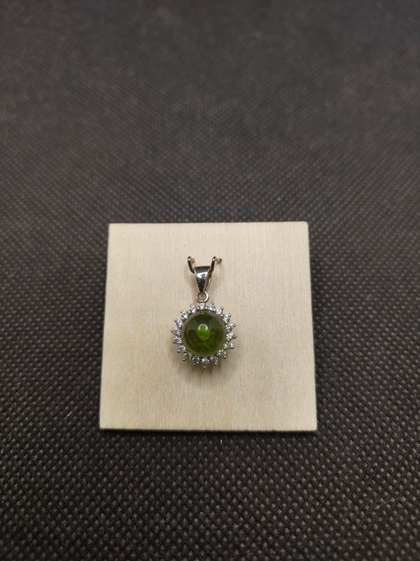 Anhänger grüner Bernstein mit Zirkonia Anhänger grüner Bernstein mit Zirkonia