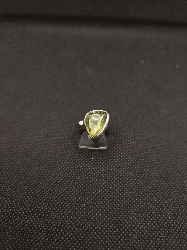 Ring aus 925er Silber mit grünen Bernstein