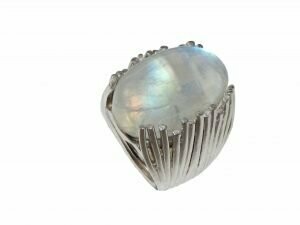 Sortija en plata con piedra luna